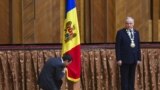 Новый молдавский премьер Кирилл Габурич целует молдавский флаг 