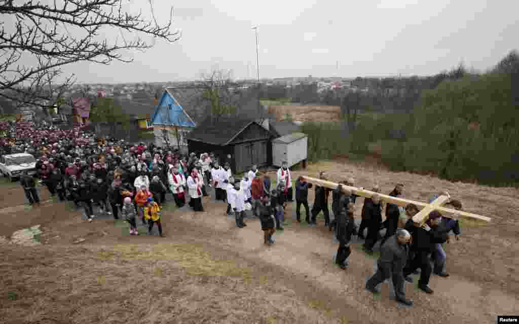 Католики в городе Ошмяны Гродненской области Беларуси принимают участие в праздничной процессии по случаю Вербного воскресенья