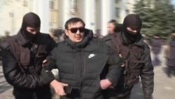 В Алма-Ате задержали не менее 40 человек возле отделения правящей партии
