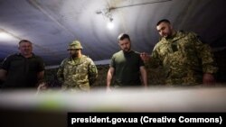 Президент Украины Владимир Зеленский посетил передовые позиции украинских военных во время поездки в Запорожскую область. 5 июня 2022 года
