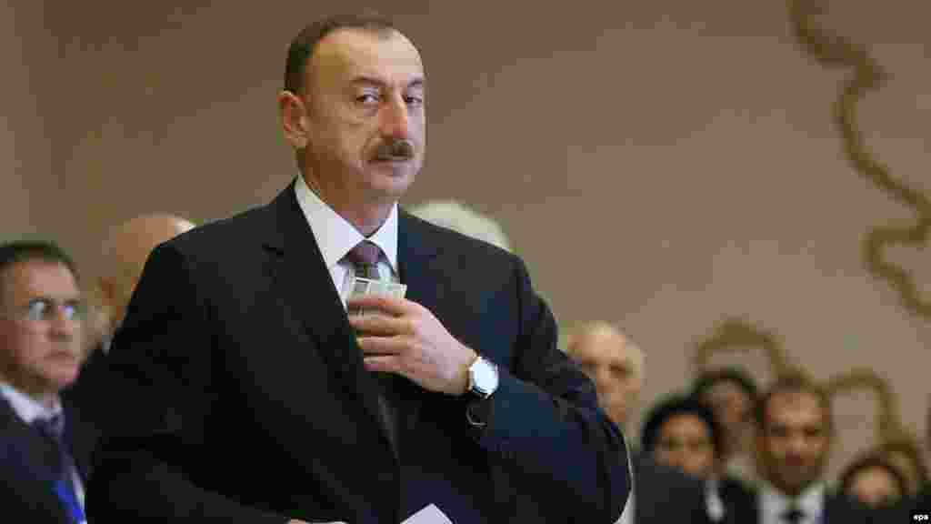 Вокруг часов президента Азербайджана Ильхама Алиева было много споров. Оппозиционеры оценили аксессуар в $800 тыс., за что пресс-служба президента угражала изданию судом, сообщает азербайджанский сервис Радио Свобода