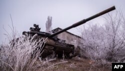 Украинский танк недалеко от деревни Пески, февраль 2015 г 