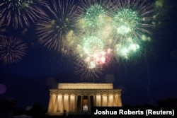 Фейерверк в Вашингтоне над Мемориалом Линкольна – непременная часть празднования Дня независимости