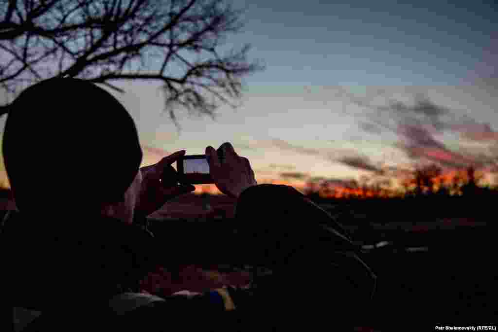 Украинский военный фотографирует закат