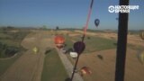 Только небо, только ветер: сразу несколько десятков воздушных шаров летят над долиной в Италии