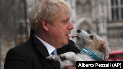 Премьер Великобритании Борис Джонсон со своей собакой