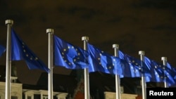 Флаги ЕС перед зданием Еврокомиссии в Брюсселе 