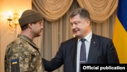 Андрей Гречанов встречается с Петром Порошенко после освобождения