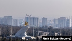 Золотой памятник бывшему президенту Туркменистана Гурбангулы Бердымухамедову в Ашхабаде, 20 марта 2026 года