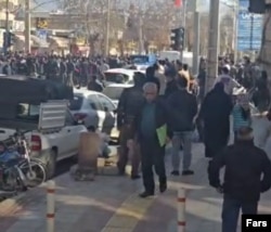 Участники протеста в городе Лордеган, 1 января 2026 года