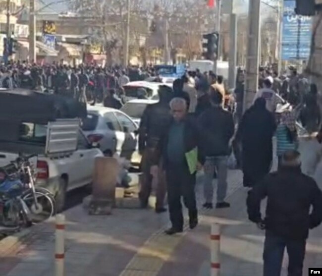 Участники протеста в городе Лордеган, 1 января 2026 года