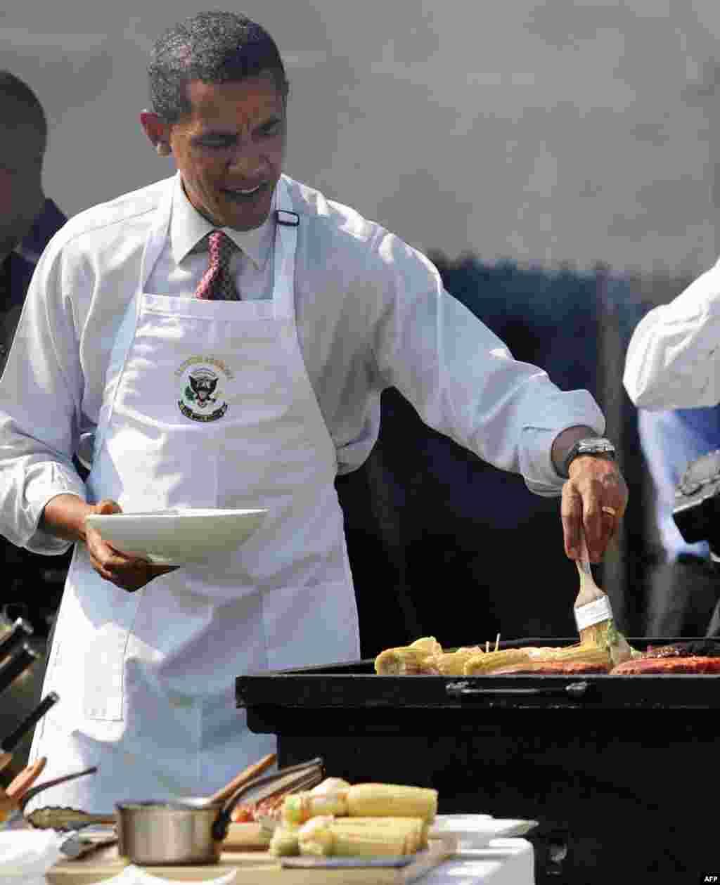 Барак Обама, президент США, иногда не прочь накормить людей едой, приготовленной собственноручно