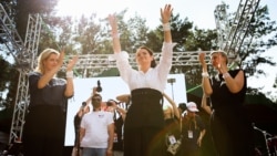 Светлана Тихановская, Вероника Цепкало (слева), Мария Колесникова (справа) выступают на предвыбороном митинге перед 20 тысячами белорусов. Брест, 2 августа