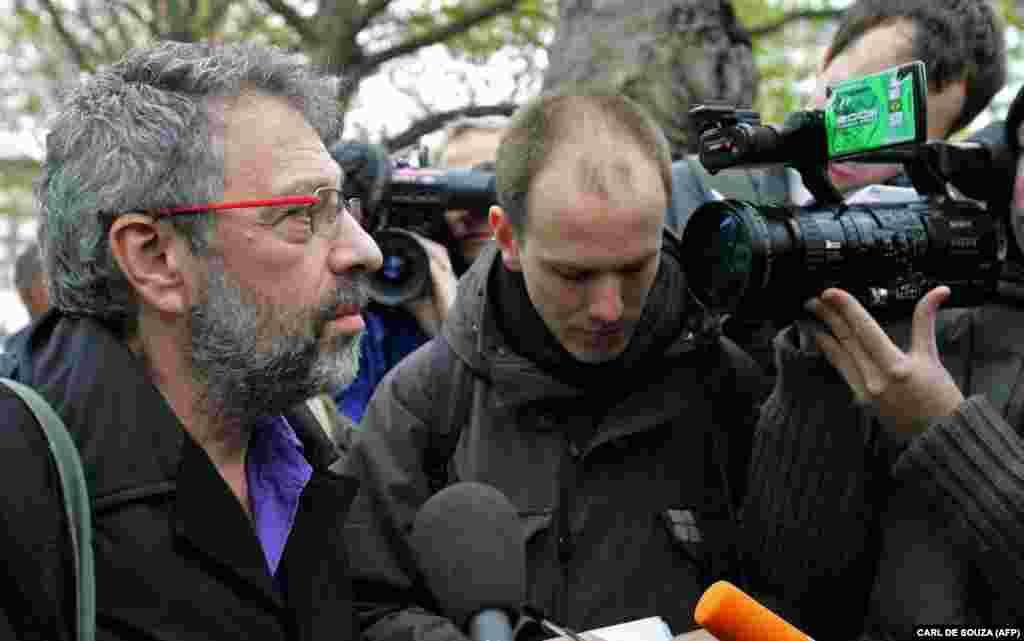 Alex Goldfarb (left), a close friend of Litvinenko&#39;s, is interviewed by the media as he arrives at University College Hospital in central London on November 20, 2006. Litvinenko dictated a statement two days before his death, which was read out by Goldfarb.