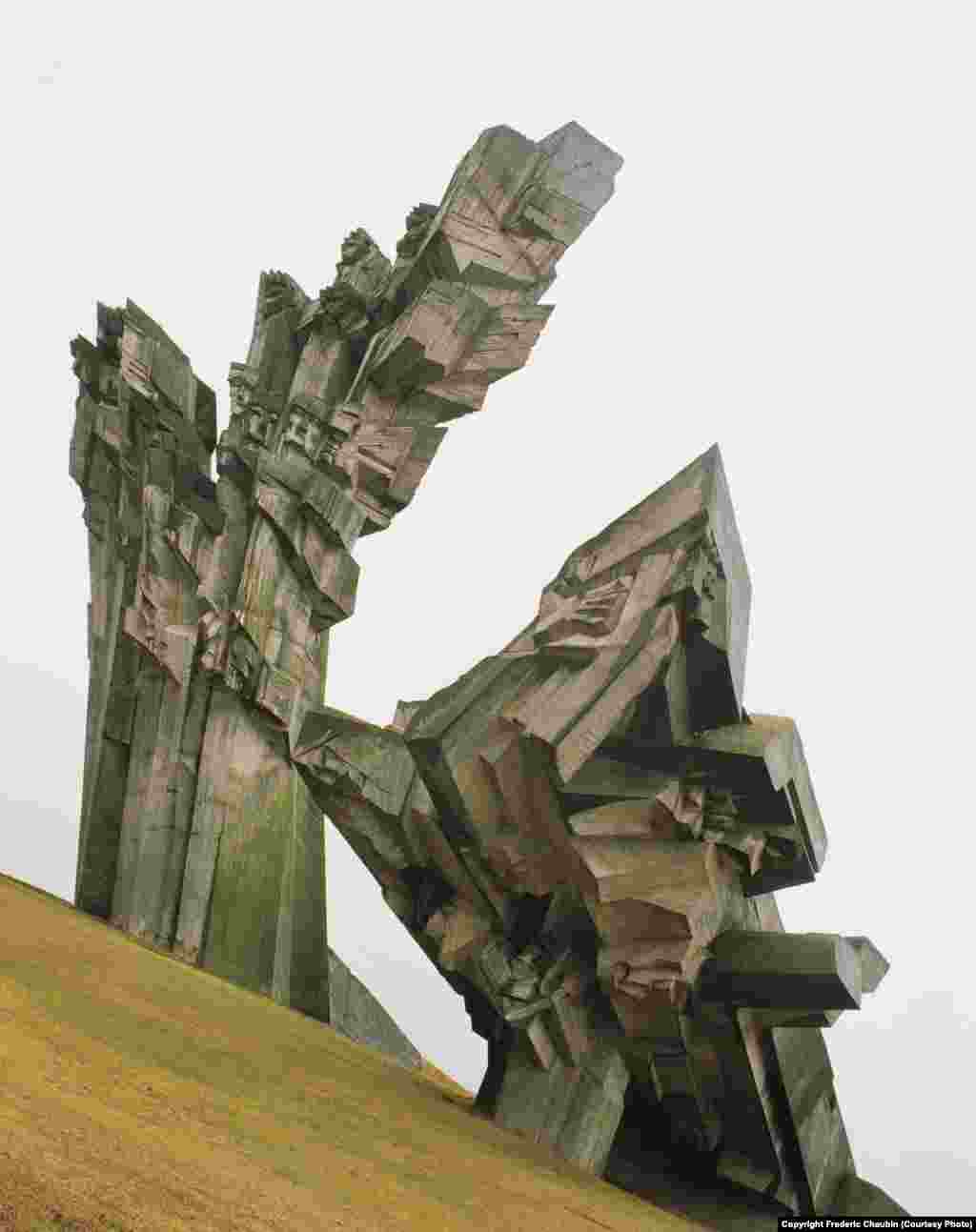 Построенный в XIX веке IX форт Ковенской крепости в Каунасе (Литве) НКВД использовало в качестве центра временного содержания для политзаключенных, которых позже отправляли в трудовые лагеря ГУЛАГа. Во время оккупации Литвы Германией во время Второй мировой форт использовали для массовых расстрелов. На месте трагедий в 1983 году возвели 32-метровую скульптуру Альфонсаса Амбразиунаса