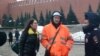 "Жена на нервах, родители переживают". Рабочему с Урала грозит увольнение после пикета на Красной площади