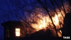 Пожар в доме в коттеджном поселке Новые Вешки вблизи подмосковных Мытищ, где забаррикадировался мужчина и открыл стрельбу по силовикам. 30 марта 2021 года. Фото: ТАСС