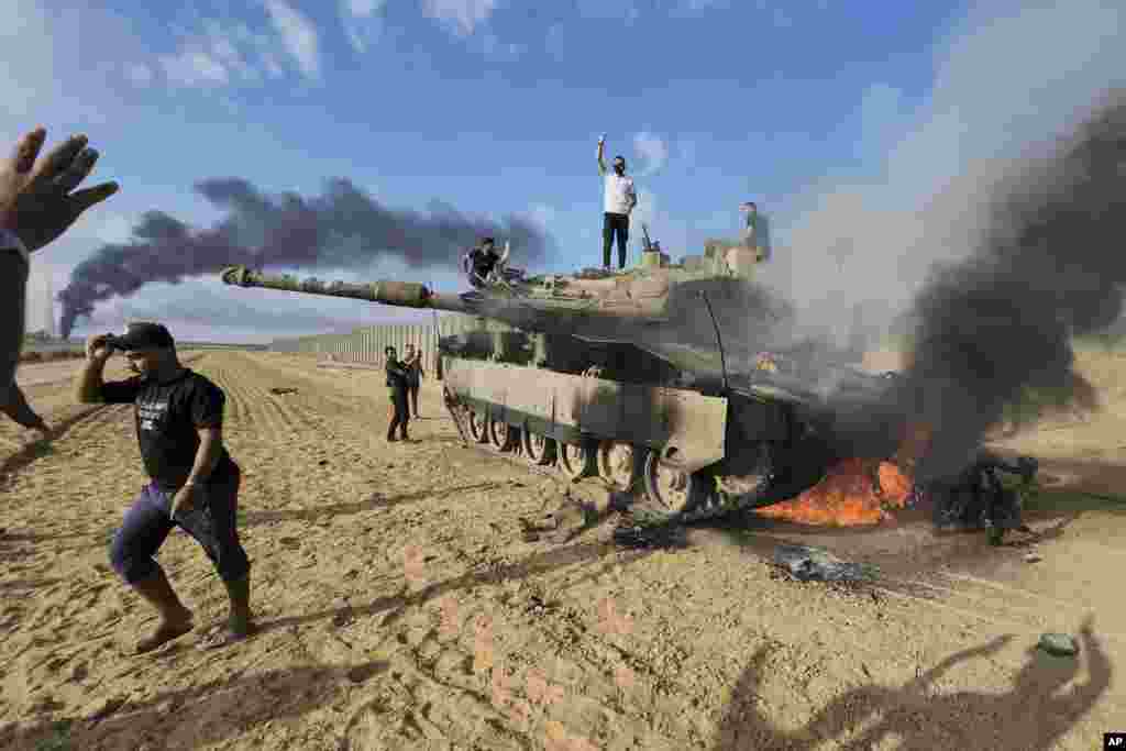 Палестинцы празднуют уничтожение израильского танка у стены Израиля с сектором Газа.&nbsp;Глава Палестинской автономии ХАМАС Махмуд Аббас&nbsp;сообщил&nbsp;о &quot;праве палестинского народа защищать себя&quot;
