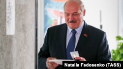 Президент Беларуси Александр Лукашенко голосует в Минске 9 августа 2020 года. Фото: ТАСС