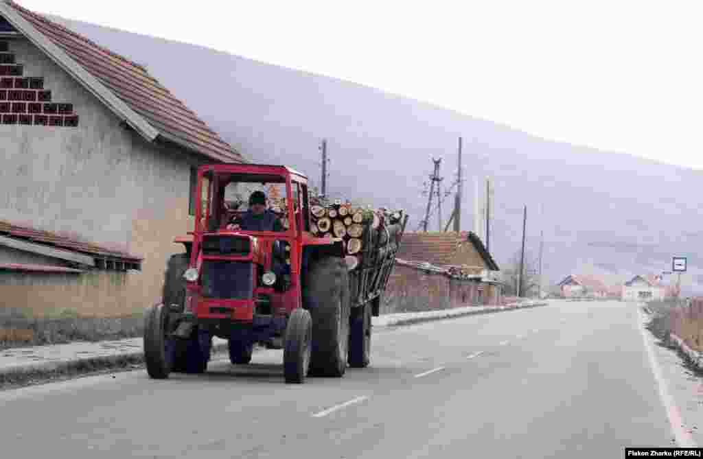 Трактор на улице Обилича. Фото &ndash; Флакон Жарку