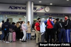 Трудовые мигранты из Кыргызстана, покидающие Москву в мае 2020 года. Фото: Reuters