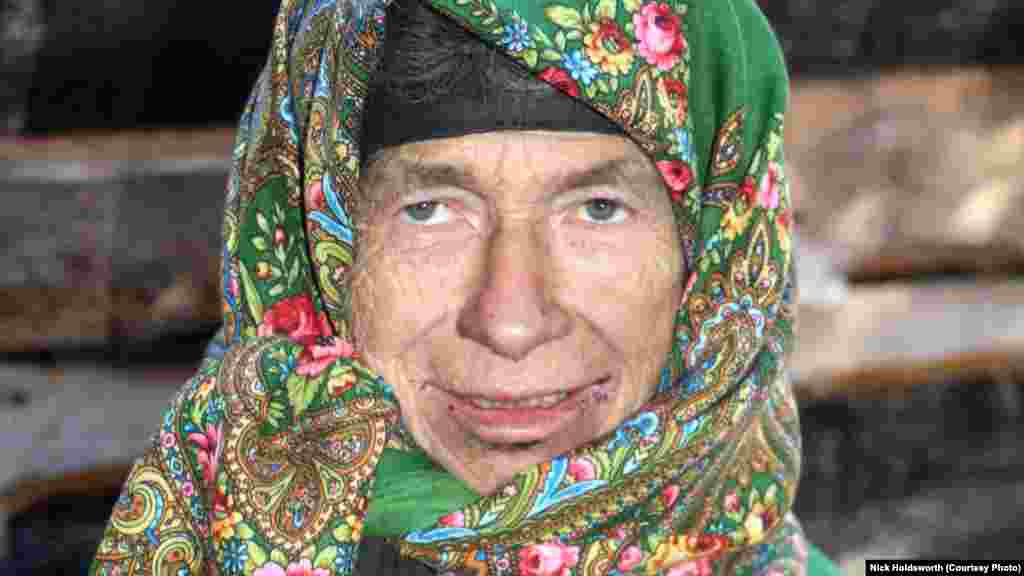 Агафья Лыкова родилась уже в Саянах в 1945 (по другим данным - в 1944) году.&nbsp;​Ее семья, Карп Осипович и Акулина Карповна в конце 30-х годов XX века бежала в труднодоступные места сибирской тайги, опасаясь гонений из-за своей веры.&nbsp;