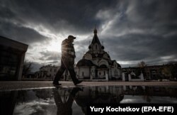Полицейский в маске возле православного храма в Москве