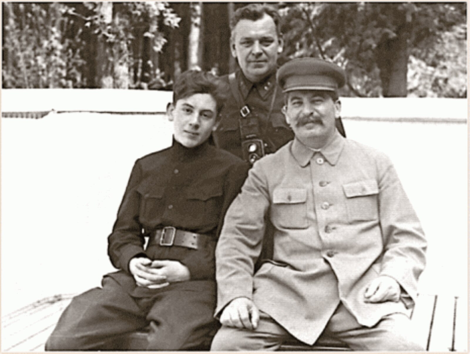 Слева направо: Василий Сталин, начальник охраны Кремля Николай Власик, Иосиф Сталин