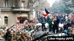 Чехословацкие студенты протестуют против вторжения войск. Август 1968