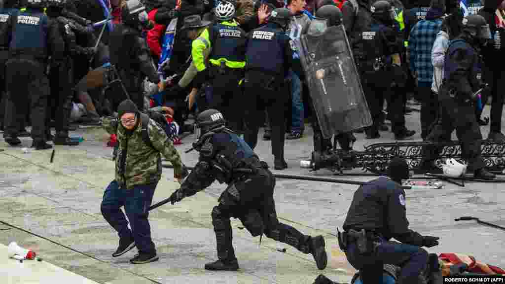 Столкновение толпы с полицией и силами безопасности во время штурма Капитолия 
