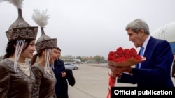 Джона Керри встречают в киргизском аэропорту Манас, где с 2001 по 2014 года базировалась авиабаза США
