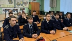 Новосибирские студенты, отказавшиеся подписывать контракты, на принудительном просмотре фильма "Предатель"