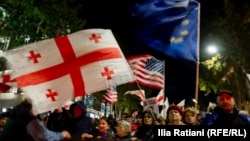 Участники акции протеста после парламентских выборов в Грузии в 2024 году