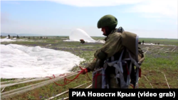 Российский десантник во время учений в Крыму в 2021 году