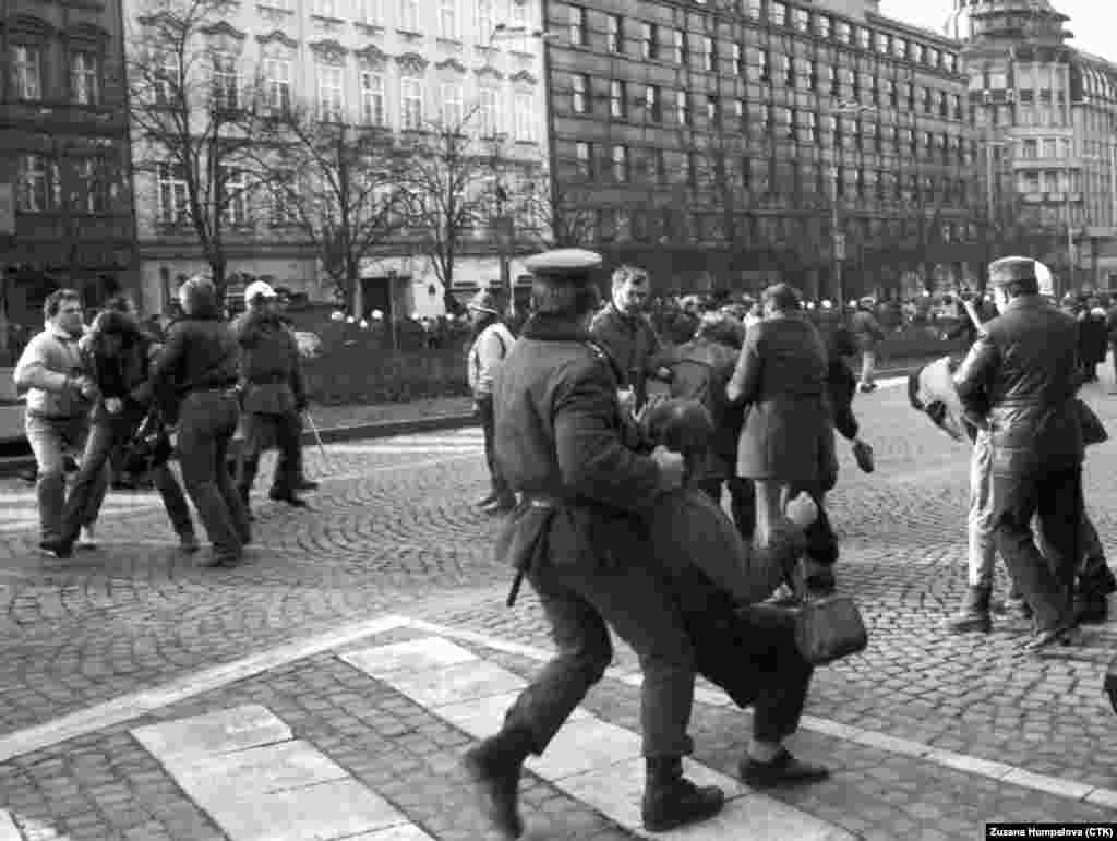 В январе 1989 года стали зарождаться протесты. На этом фото полиция жестко задерживает демонстрантов в 20-ю годовщину самоподжога студента Яна Палаха. Его самоубийство было протестом против советского вторжения в Чехословакию в 1968 году