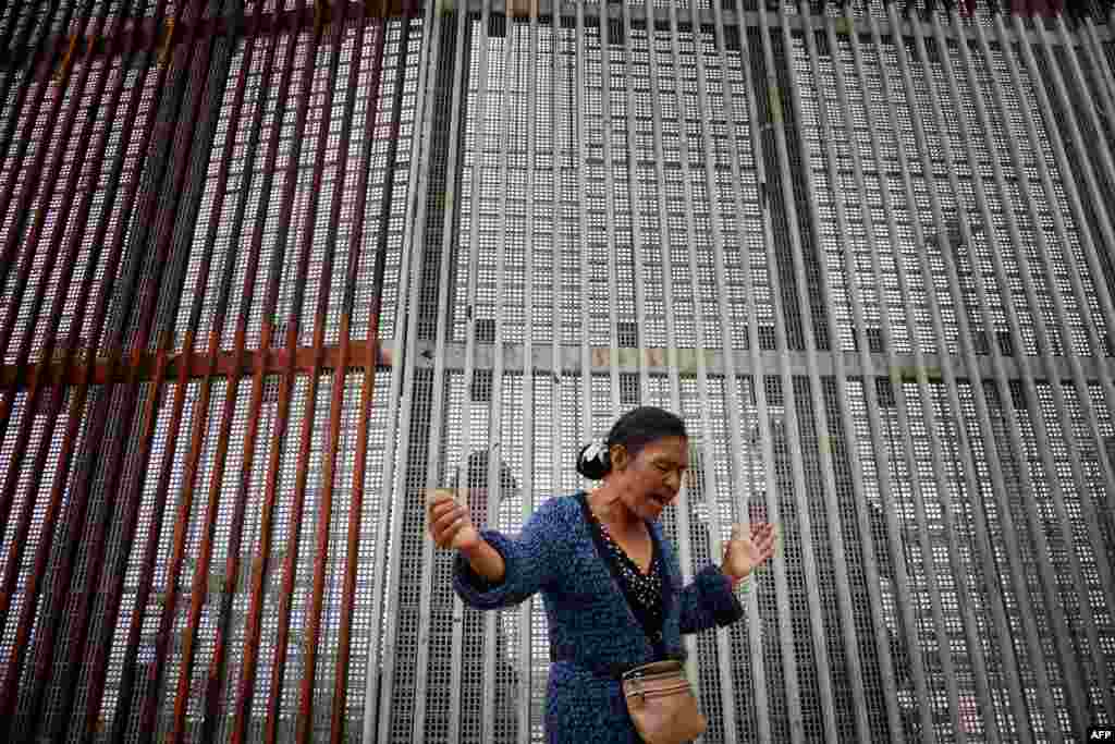Одно из главных предвыборных оещаний президента США Дональда Трампа &ndash; возвести стену на границе с Мексикой. Через несколько дней после вступления в должность он подписал указ о строительстве, которое начнется в течение нескольких месяцев. Но мало кто знает, что власти США еще 1993 году построили забор на границе с Мексикой, чтобы ограничить приток нелегальной иммиграции длиной в 520 км