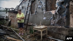 Жительница села Золотое (60 км западнее Луганска) после обстрела, 16 августа 2015 