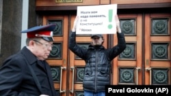 У здания Госдумы в Москве с самого утра проходят одиночные пикеты