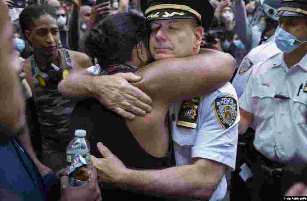 Начальник полиции Нью-Йорка Теренс Монахан обнимается с активисткой, 1 июня 2020