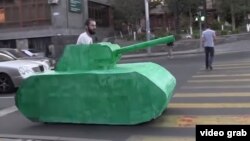 Артак Геворгян в картонном танке на улицах Еревана
