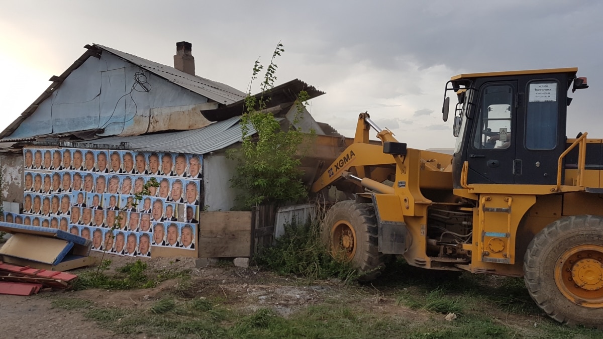 Обклеенный портретами Назарбаева дом окончательно сровняли с землёй в Астане