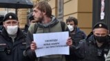 Задержание на одиночном пикете в поддержку Ильи Азара в Москве, 1 июня 2020 года. Фото: ТАСС
