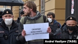 Задержание на одиночном пикете в поддержку Ильи Азара в Москве, 1 июня 2020 года. Фото: ТАСС