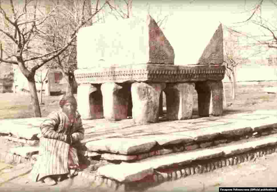 Во дворе мечети Биби-Ханым. Каменная подставка для Священного Корана.&nbsp;Фотография слева сделана в начале XX века.