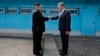 Президент Южной Кореи Мун Чжэ Ин встретился с лидером Северной Кореи Ким Чен Ыном у демаркационной линии, разделяющей корейский полуостров