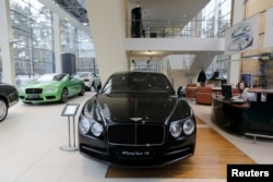 Автомобили Bentley в автосалоне в "Барвиха Лакшери Вилладж"