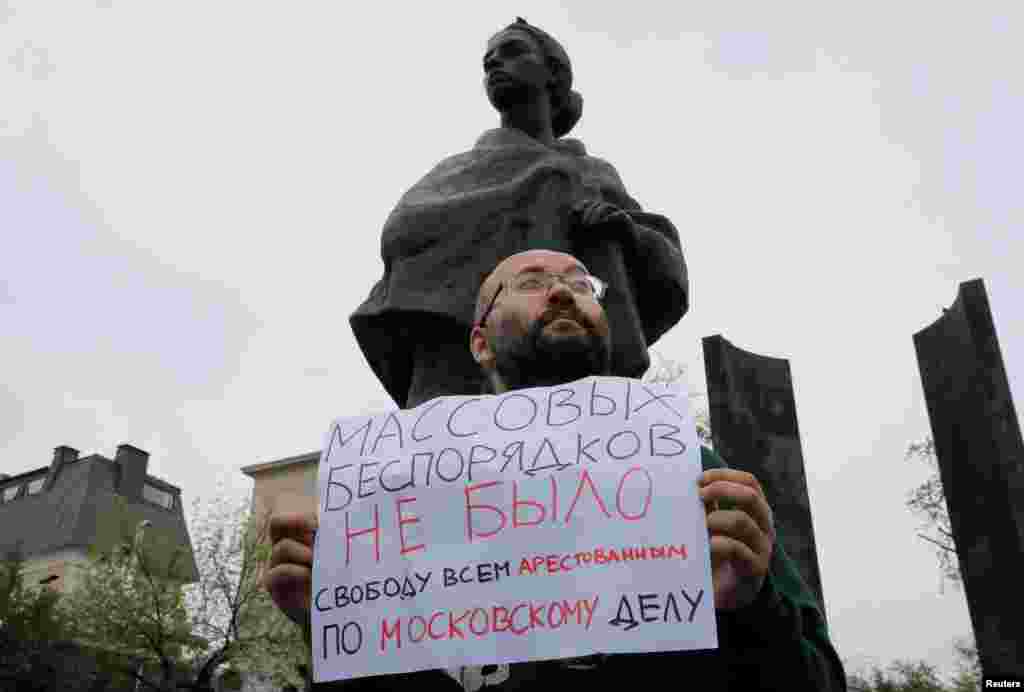 Журналист и один из организаторов пикетов Илья Азар на одиночном пикете на Бульварном кольце