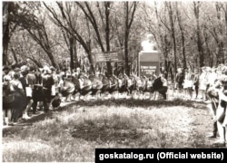 Выступление украинского ансамбля бандуристок у памятника Тарасу Шевченко в поселке городского типа Самойловка Саратовской области, 1980-е годы