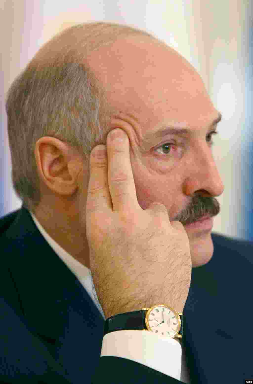 &quot;Бережливый&quot; президент Беларуси Александр Лукашенко, вероятно, задумался, стоит ли ему купить еще одни часы за $17 тыс.&nbsp; Источник: оппозиционная инициатива Хартия&#39;97