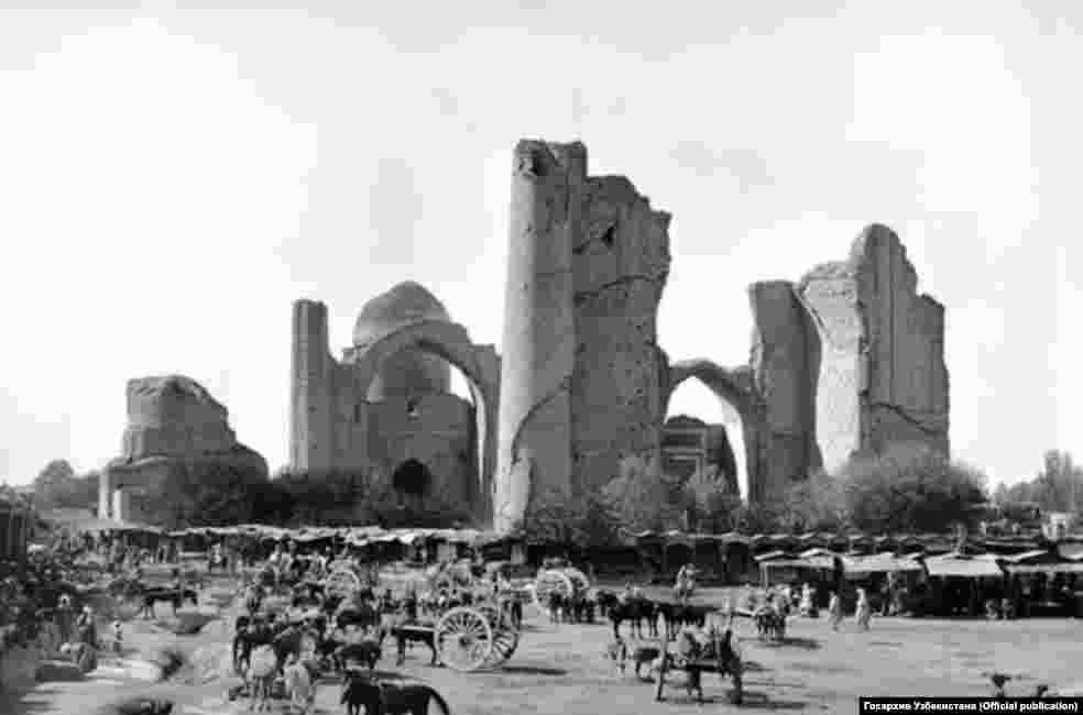 Мечеть Биби-Ханым, названная в честь любимой жены Тамерлана. Строительство мечети было начато в 1399 году, после победоносного похода тимуридов на Индию, и завершено через пять лет.&nbsp;Фотография слева сделана в конце XIX века.